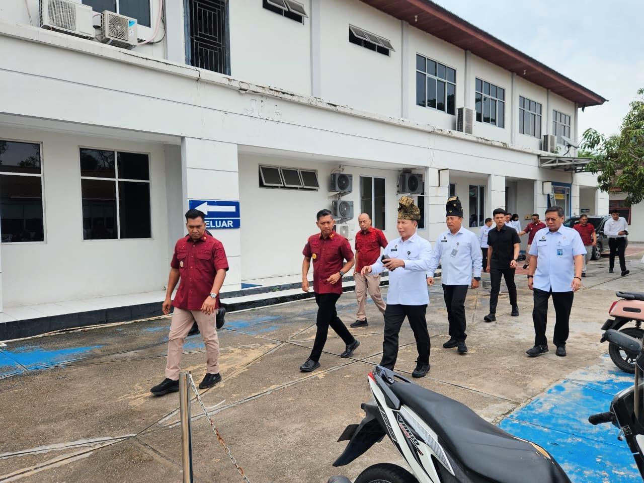Penguatan Kinerja dan Reformasi Birokrasi: Kunjungan Staf Khusus Menteri ke Kantor Imigrasi Kelas I TPI Dumai Penguatan Kinerja dan Reformasi Birokrasi: Kunjungan Staf Khusus Menteri ke Kantor Imigrasi Kelas I TPI Dumai
